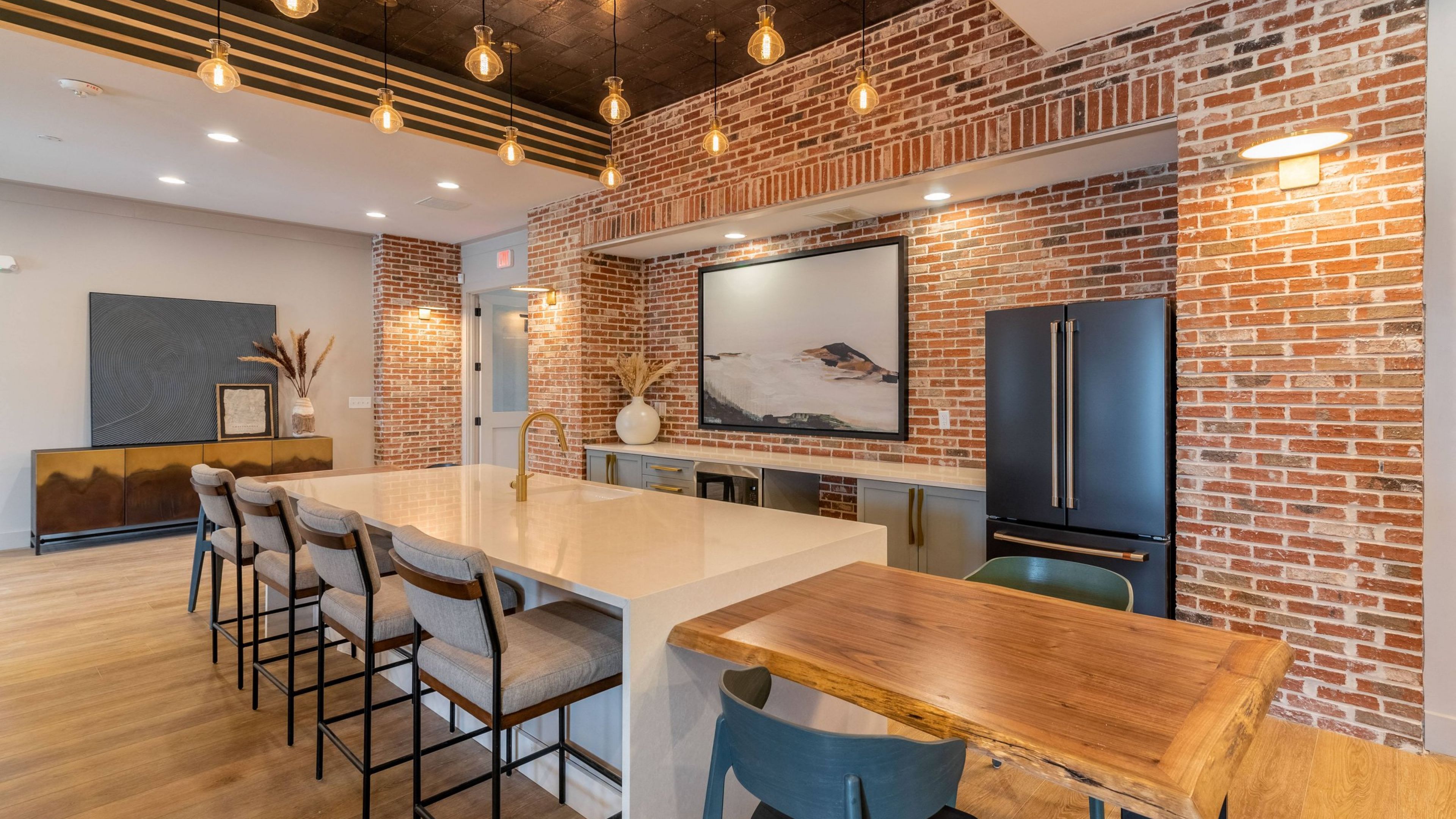 Hawthorne at the Crest resident amenity outdoor area with seating, next to large outdoor pool